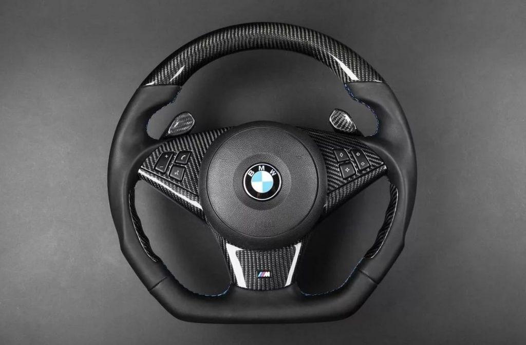 BMW презентует электромобиль с многоугольным рулем