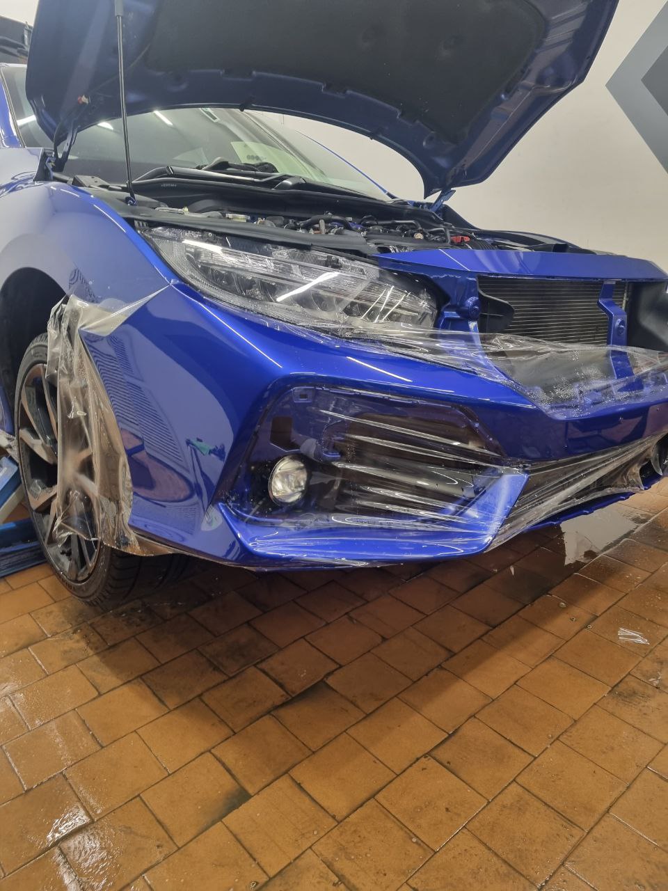 Передний бампер Honda Civic во время оклейки