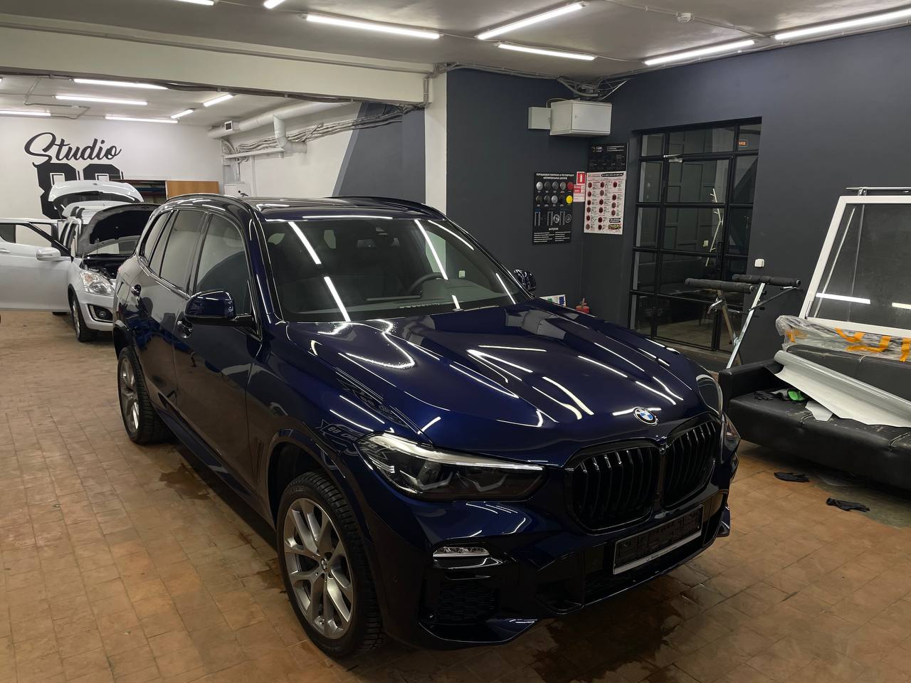 Капот BMW X5 после оклейки